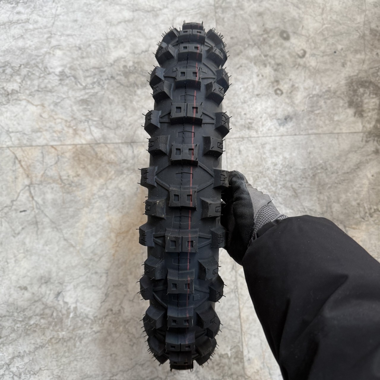 Factory Direct Delivery Off-Road Mountain Motorcycle Tire 110/90-16 Inflatable Outer Tire with Long Lifespan, Anti-Slip and Thickened