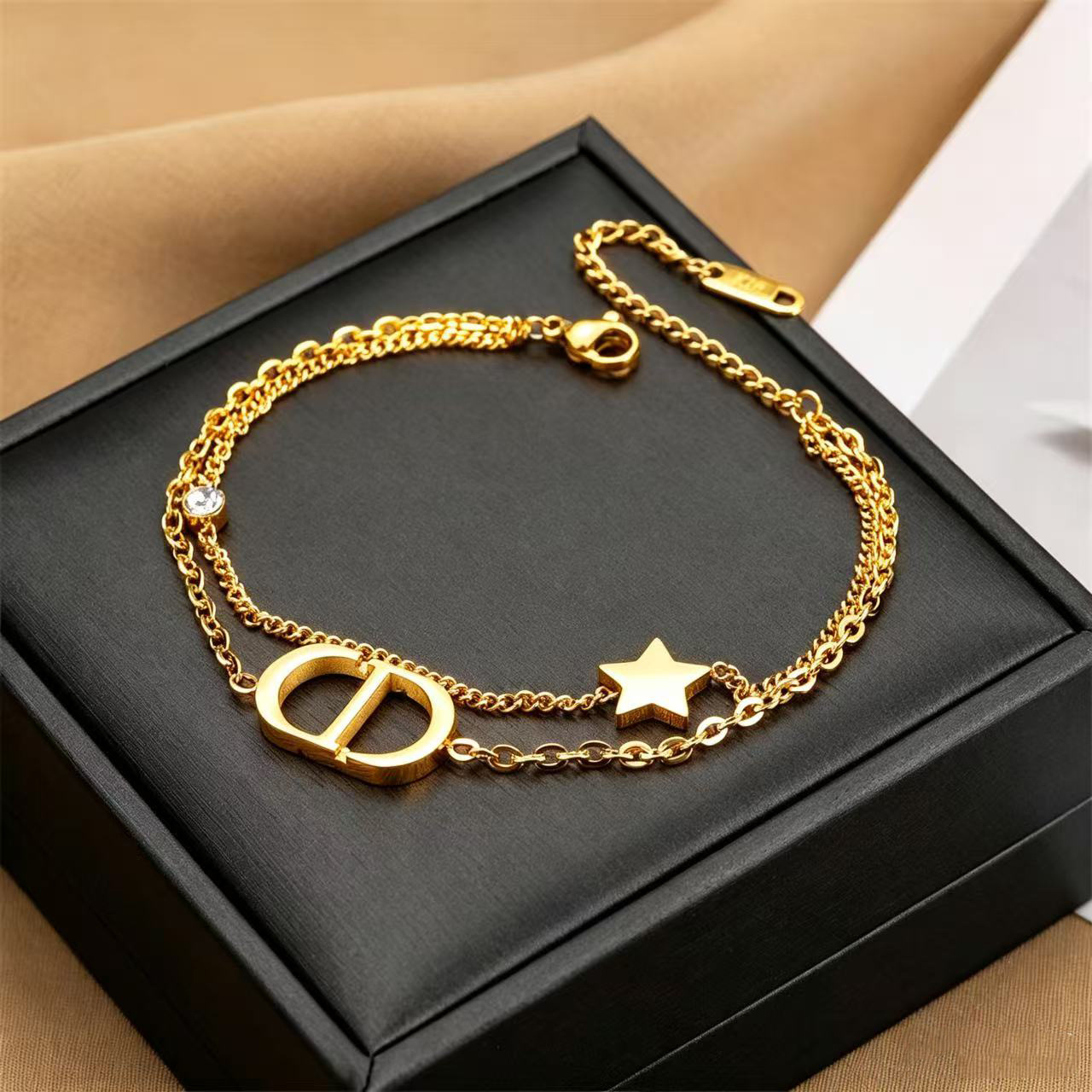 Ventas transfronterizas calientes nuevas pulseras de acero de titanio personalidad femenina de alto nivel diseño ligero de lujo moda temperamento versátil joyería de acero de titanio image 104