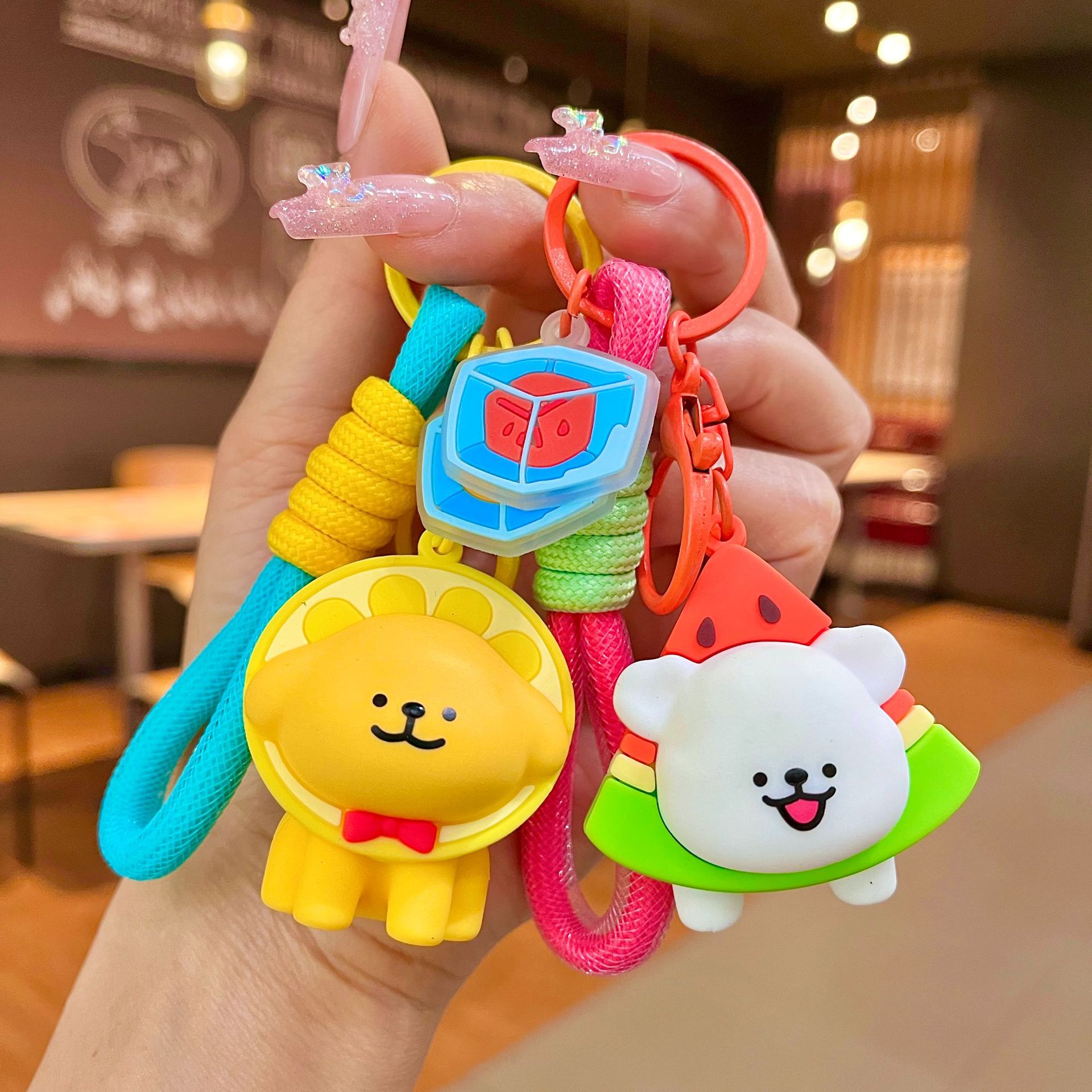 Línea de fábrica de llaveros perros en línea al por mayor postre popular cabeza cubierta de llaves de automóvil muñeca pequeña decoración de regalo