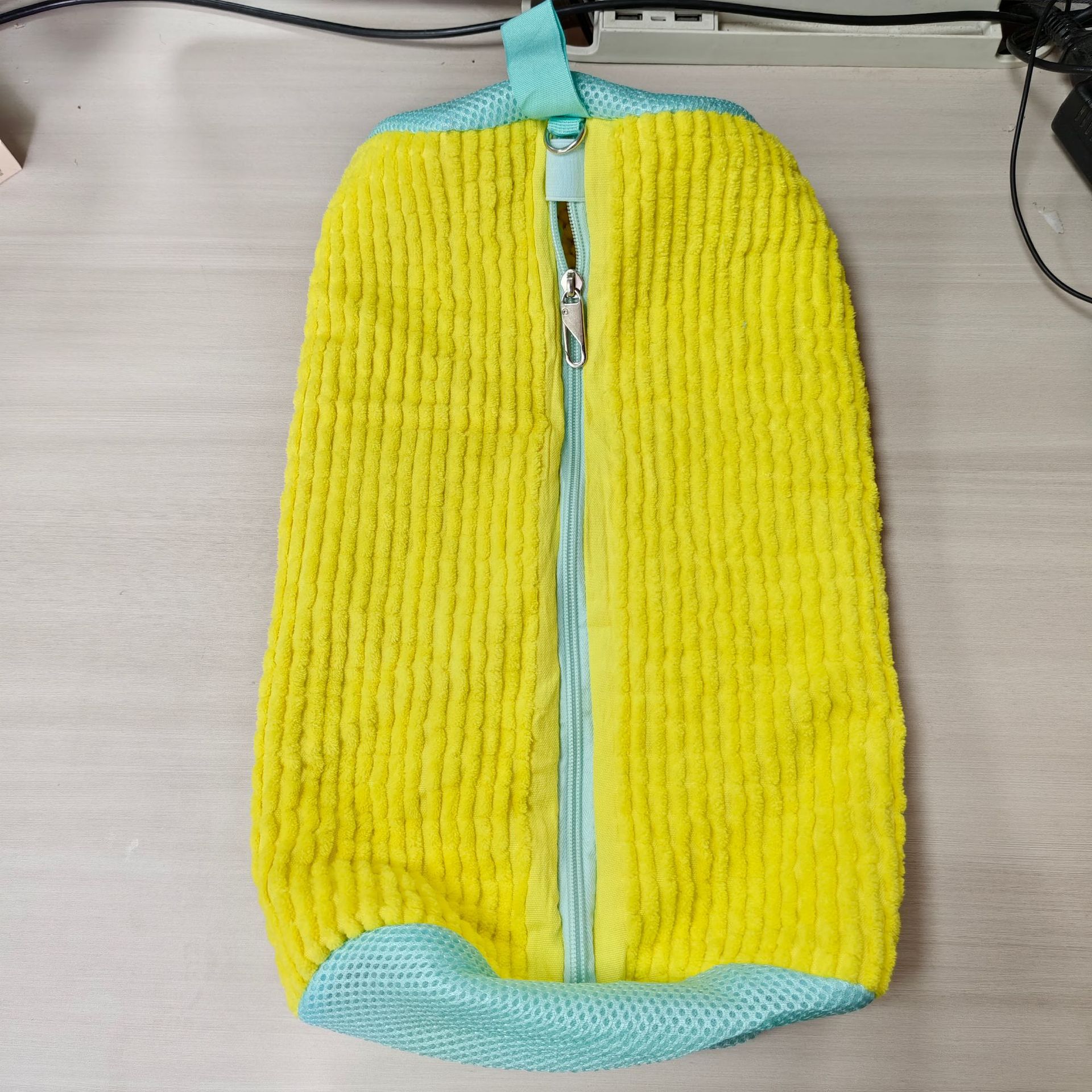 Yellow + lock zipper