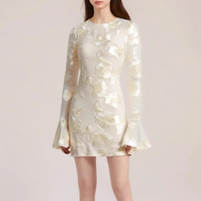 个性露背重工刺绣连衣裙女秋季新款提花设计感修身显瘦喇叭袖短裙