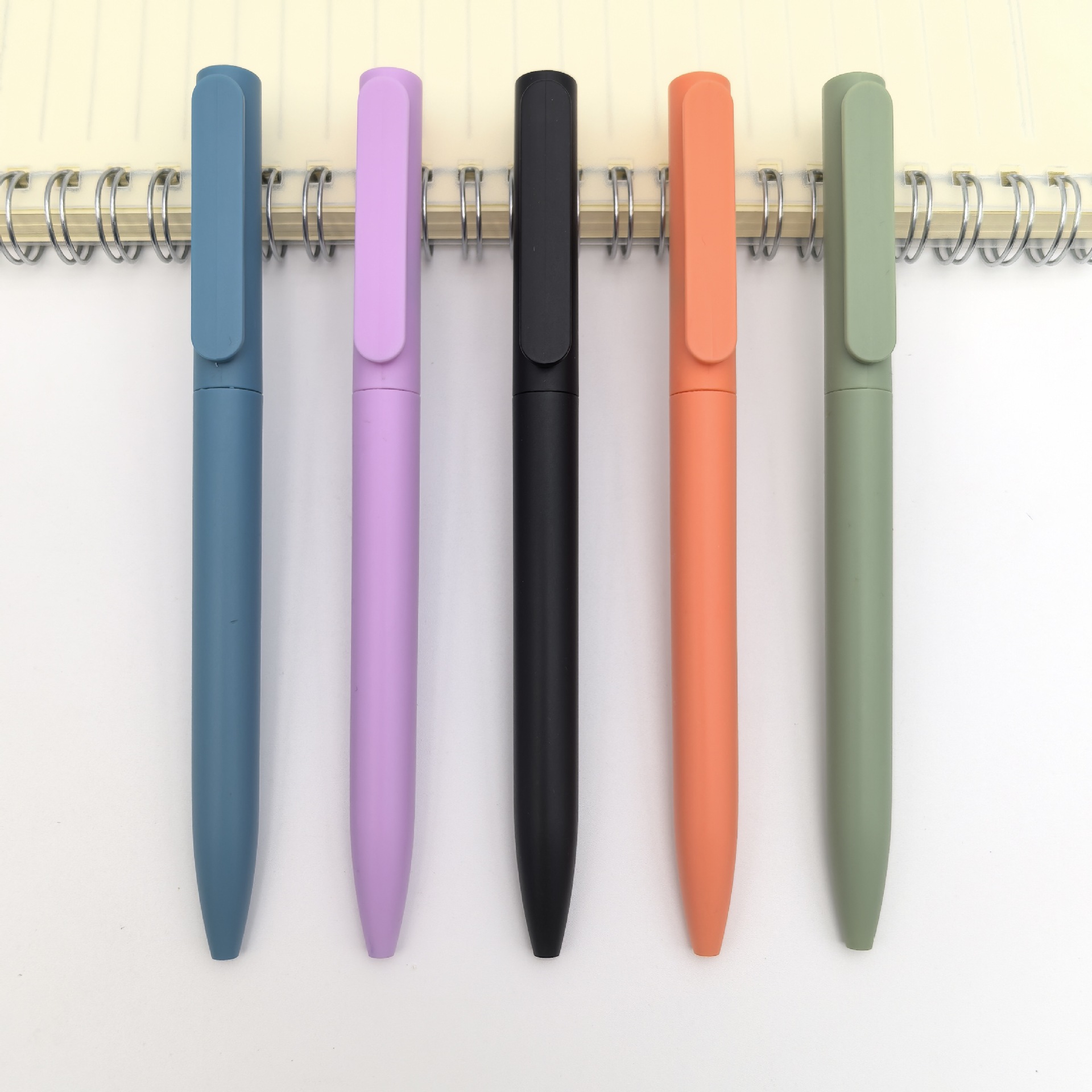 Bolígrafo giratorio de plástico de venta caliente transfronterizo, bolígrafo publicitario de varilla esmerilada, bolígrafo de hotel de color, logotipo personalizado, regalo