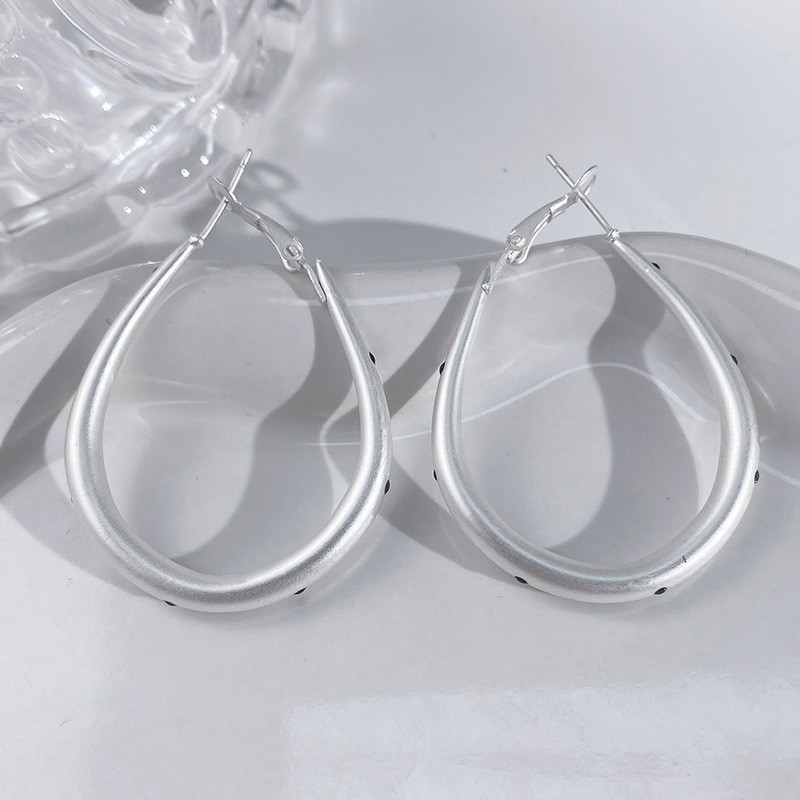 Nuevos desplazamientos de moda con pendientes de círculo grande, ligero y lujoso, temperamento femenino de alta gama, botones para los oídos, Orejeras de círculo vegetariano, agujas para los oídos