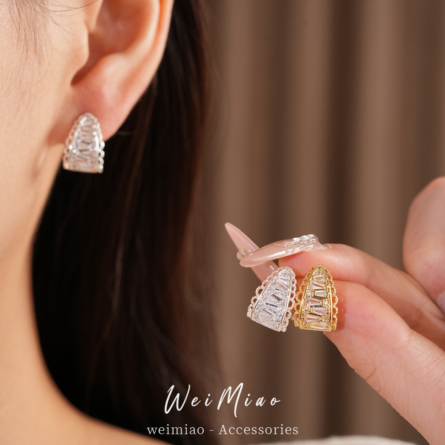 Aguja de plata de zircón encaje hueco oval en forma de C pernos de auriculares diarios temperamento ligero lujo alta sensación auriculares al por mayor