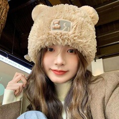 新型の熊の毛の帽子はかわいいです。