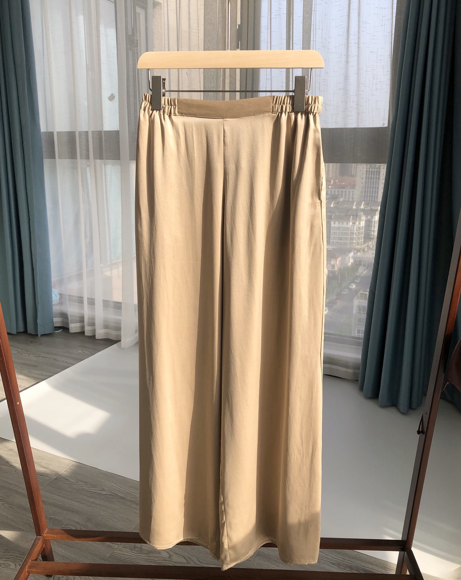 샴페인 골드 바지