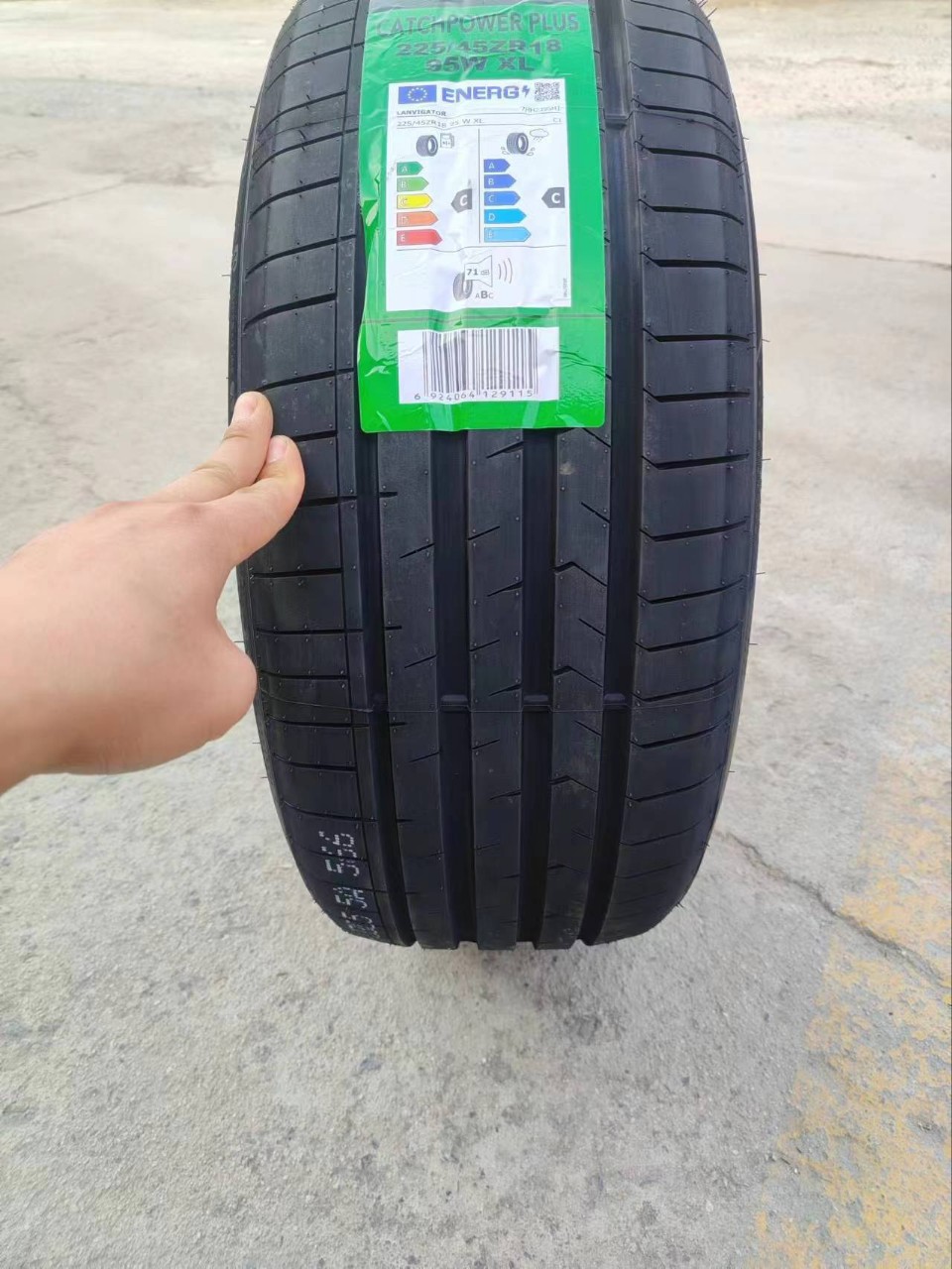 Brand New Tires 225/45R18 95W Suitable for Kia K5, New Passat, Reiz, Camry 225/45Zr18