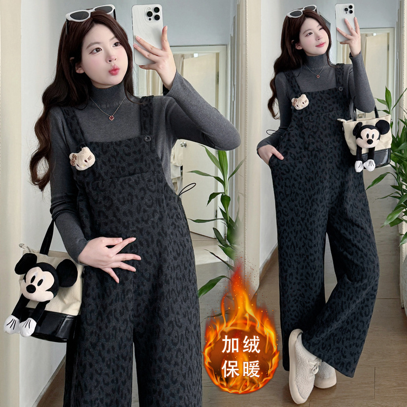 Pregnant Women's 2025 Winter New Leopard Print Detachable Cute Cat Fleece-Lined Overalls Stylish and Cute + Knitted Top Set Pregnant Women's 2025 Winter New Leopard Print Detachable Cute Cat Fleece-Lined Overalls Stylish and Cute + Knitted Top Set