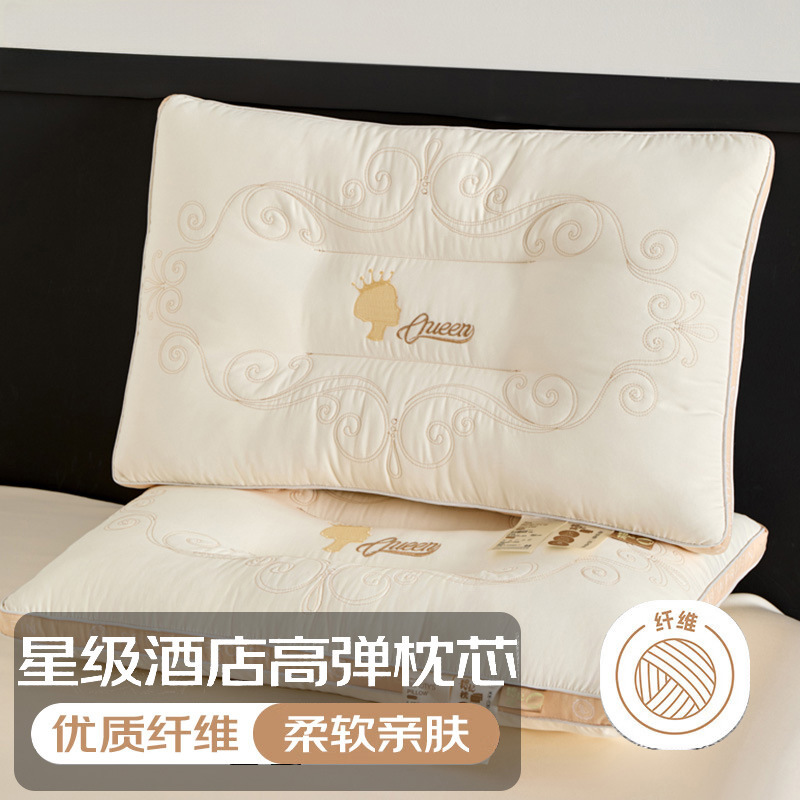 Un par de almohadas para la protección de la columna cervical en el hogar para ayudar a dormir. Dormitorio de estudiantes. Las niñas duermen cómodamente. Almohada baja individual