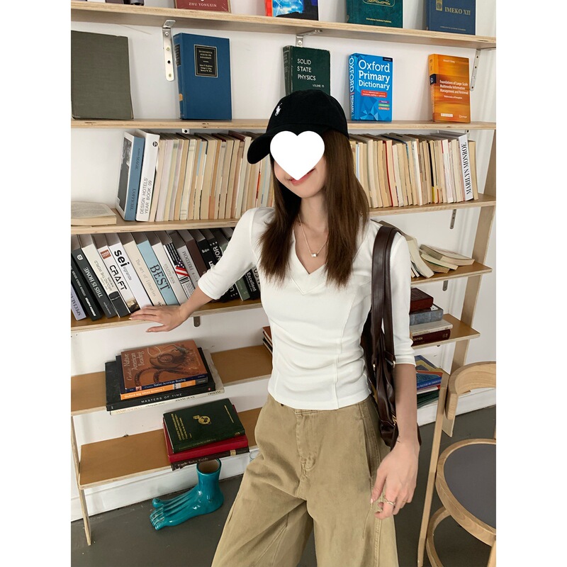 宋正恩黑色V领五分中袖短袖t恤女夏季新款修身设计感短款小上衣潮|undefined
