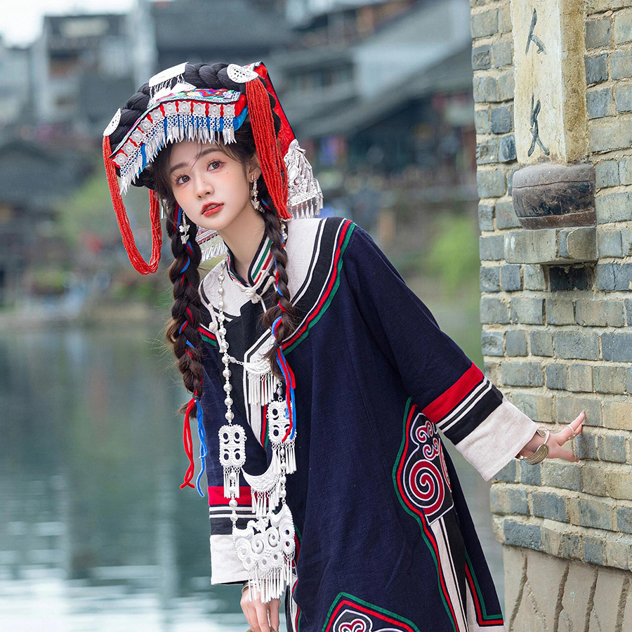 Traditional costumes of the Yi ethnic group in Liangshan, Sichuan; ethnic minority clothing; travel photography in Lijiang and Dali, Yunnan.