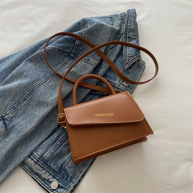 Este año, el diseño popular de nicho retro versátil ins2024 invierno nuevo mochila de hombro, temperamento bolso pequeño