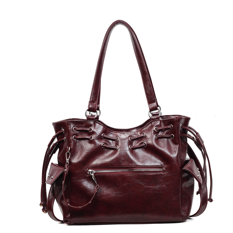 Bolsa de diseño de nicho coreano para mujeres 2026 nuevo remache transfronterizo locomotora viento de gran capacidad mochila de hombro