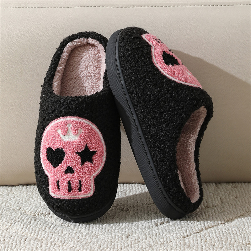 Chaussons en peluche squelette d'Halloween, pantoufles à bout fermé, chaussures de maison confortables et chaudes à enfiler, pantoufles mignonnes en fourrure douce pour hommes et femmes S045_voghion.com