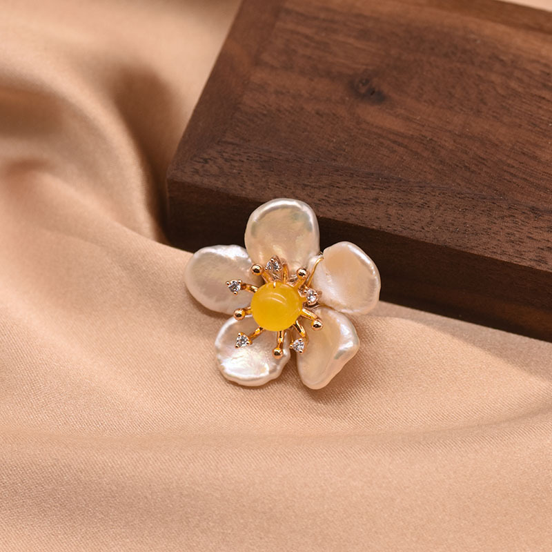 Broche de perlas naturales con borlas de bambú marino y flores, moda de alta gama, redondo y exquisito, broche de perlas estilo Chanel de alta calidad para mujer.