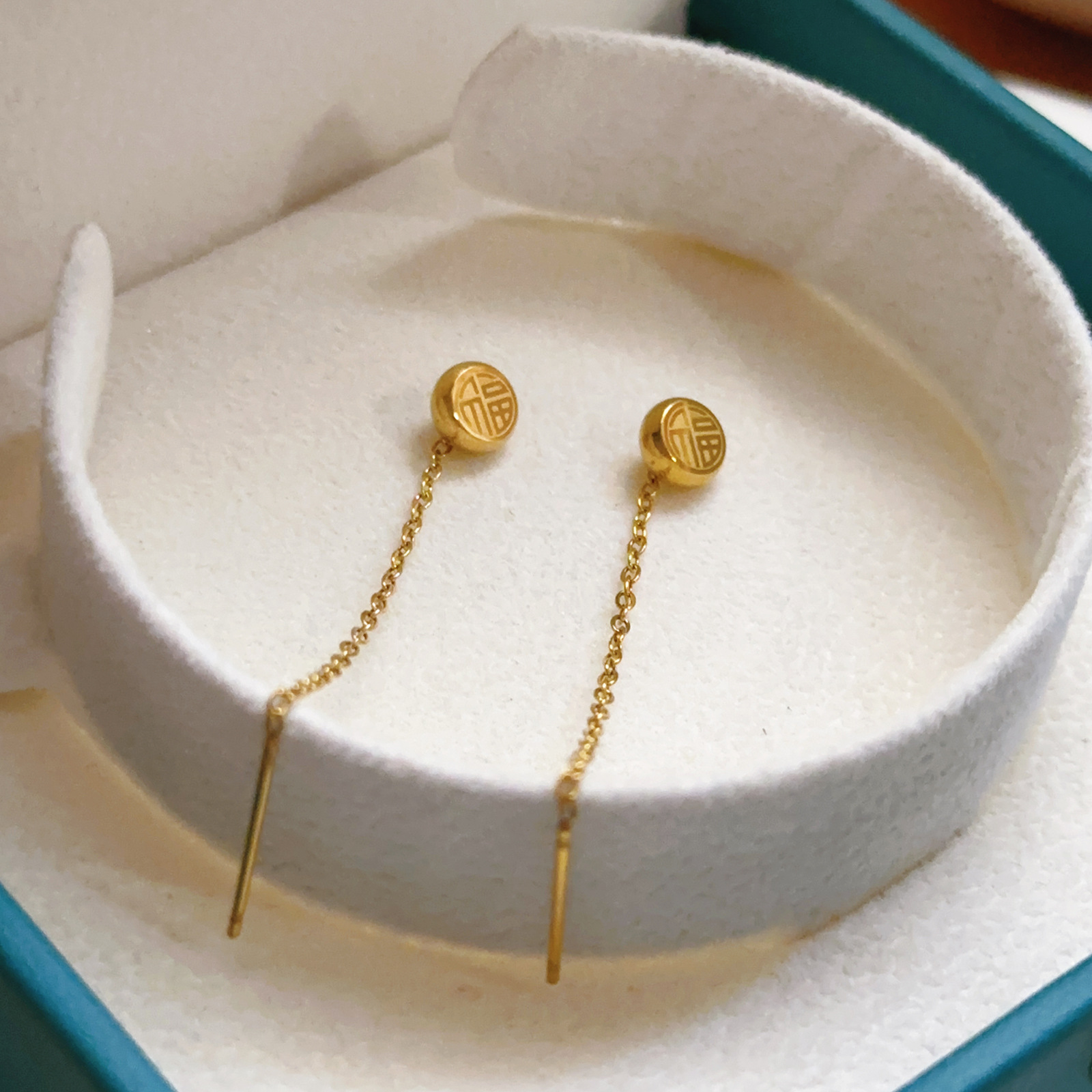 Fuxi Word Explosite 18 Golden Doudou Pendientes largos con borlas para mujer Pendientes de todo fósforo Comercio electrónico Venta caliente Sentido de alta gama