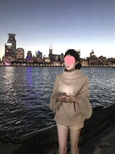 名媛风气质斜肩针织衫女2025秋冬季新款宽松慵懒甜辣毛毛拼接上衣