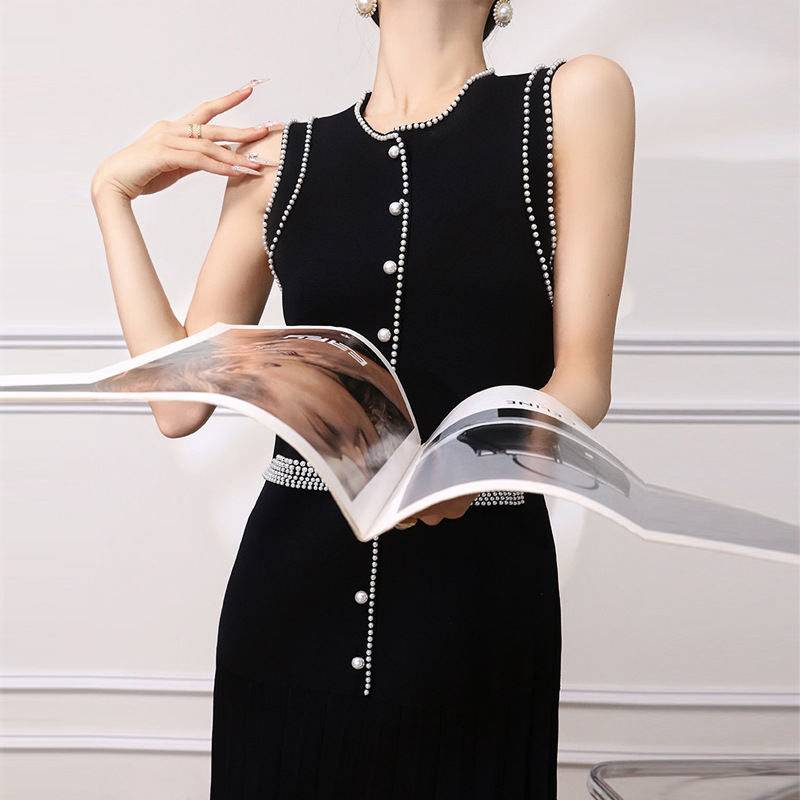 Luxuriöses Strickkleid Mit Perlenbesatz Und Hohem Schlitz_voghion.com