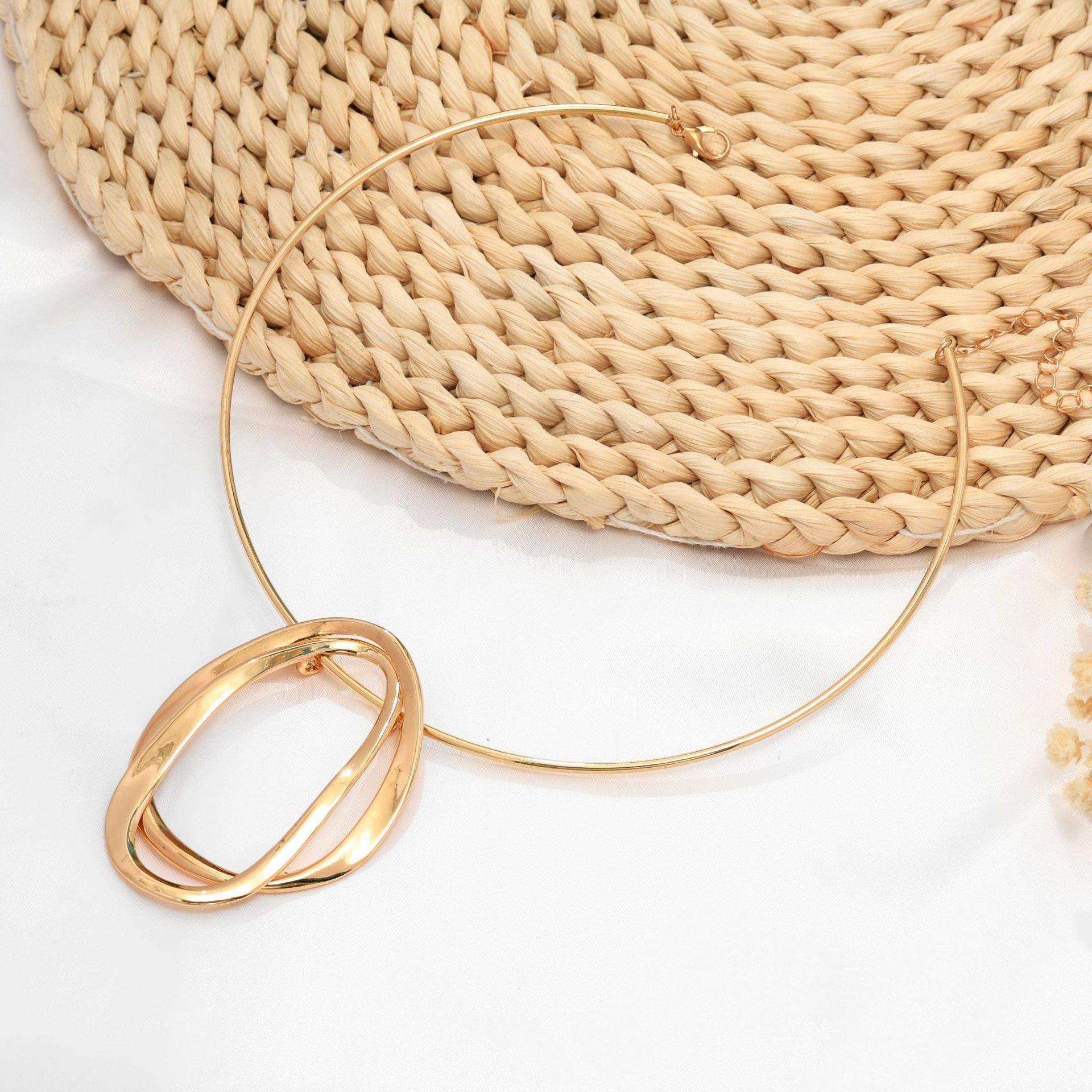 Venta caliente transfronteriza europea y americana Elegante y simple collar de metal dorado para mujer collar de diseño colgante redondo interconectado