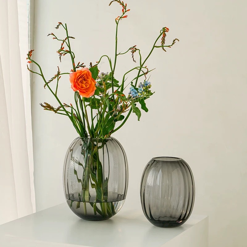 Vaso de vidrio transparente de alto valor de la vida de lujo moderno y simple, flor de lirio, dormitorio de bambú rico