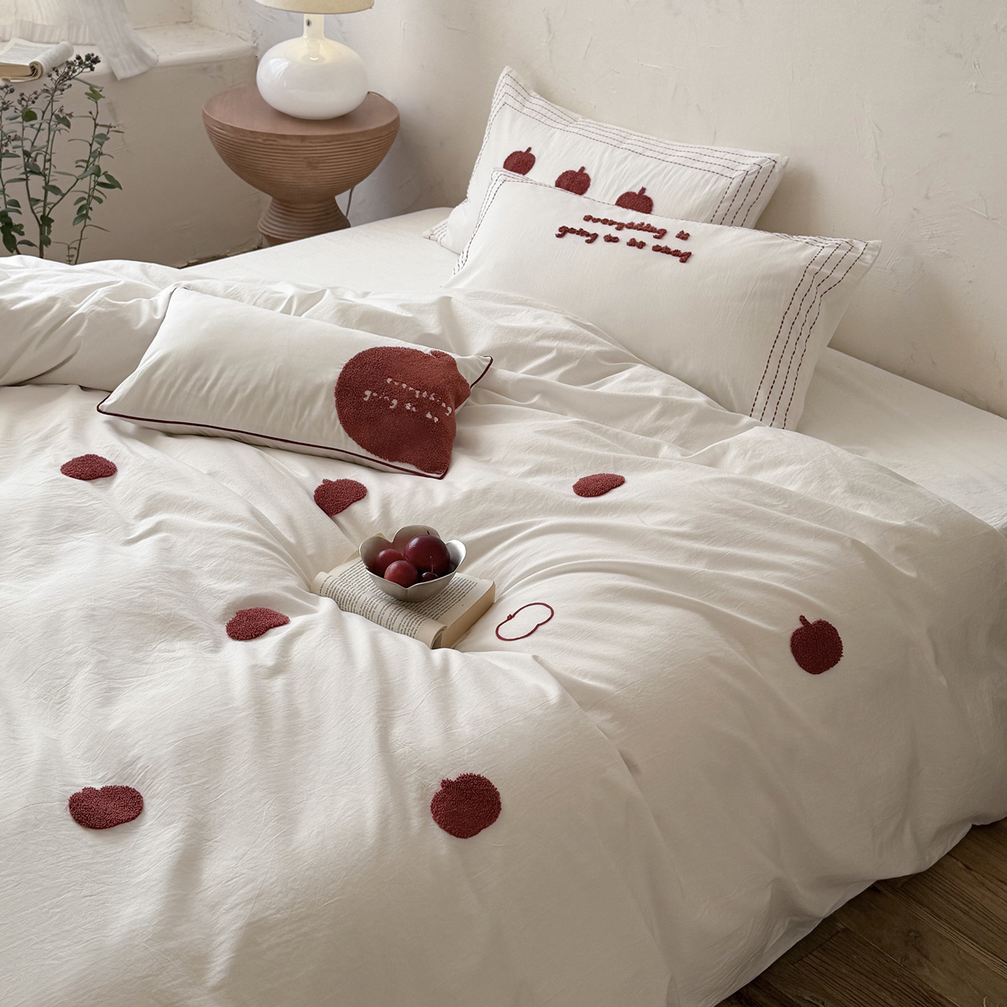 Blanco 100% algodón lavado con agua de algodón cifrado cuatro piezas toallas tridimensionales bordadas Ping An fruta piel edredón cama de algodón