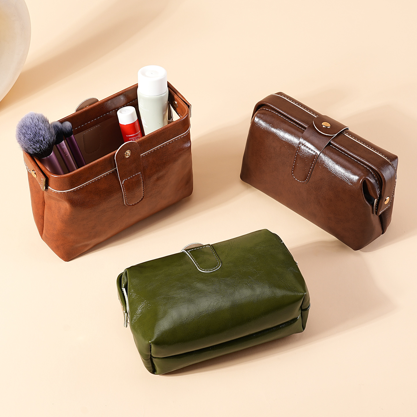 Bolsa de abrazadera de gran capacidad de salida, bolsa de maquillaje ligera de lujo, almacenamiento de cuero suave, bolsa de maquillaje impermeable de viaje de negocios