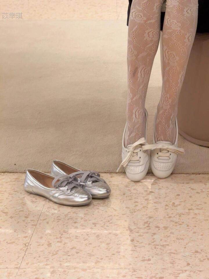 Giày búp bê nữ da cừu cổ thấp đế bằng buộc dây phong cách retro — Bạc, hàng có sẵn, Màu nude, hàng có sẵn, Màu trắng kem, hàng có sẵn chi tiết 22