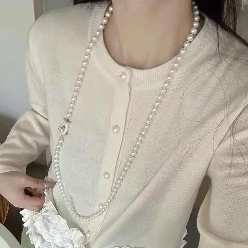 2025年の春の新型の底のレースは優しい風のウールのニットの女性の小さい衆をつなぎ合わせて年齢のセーターを減らします。