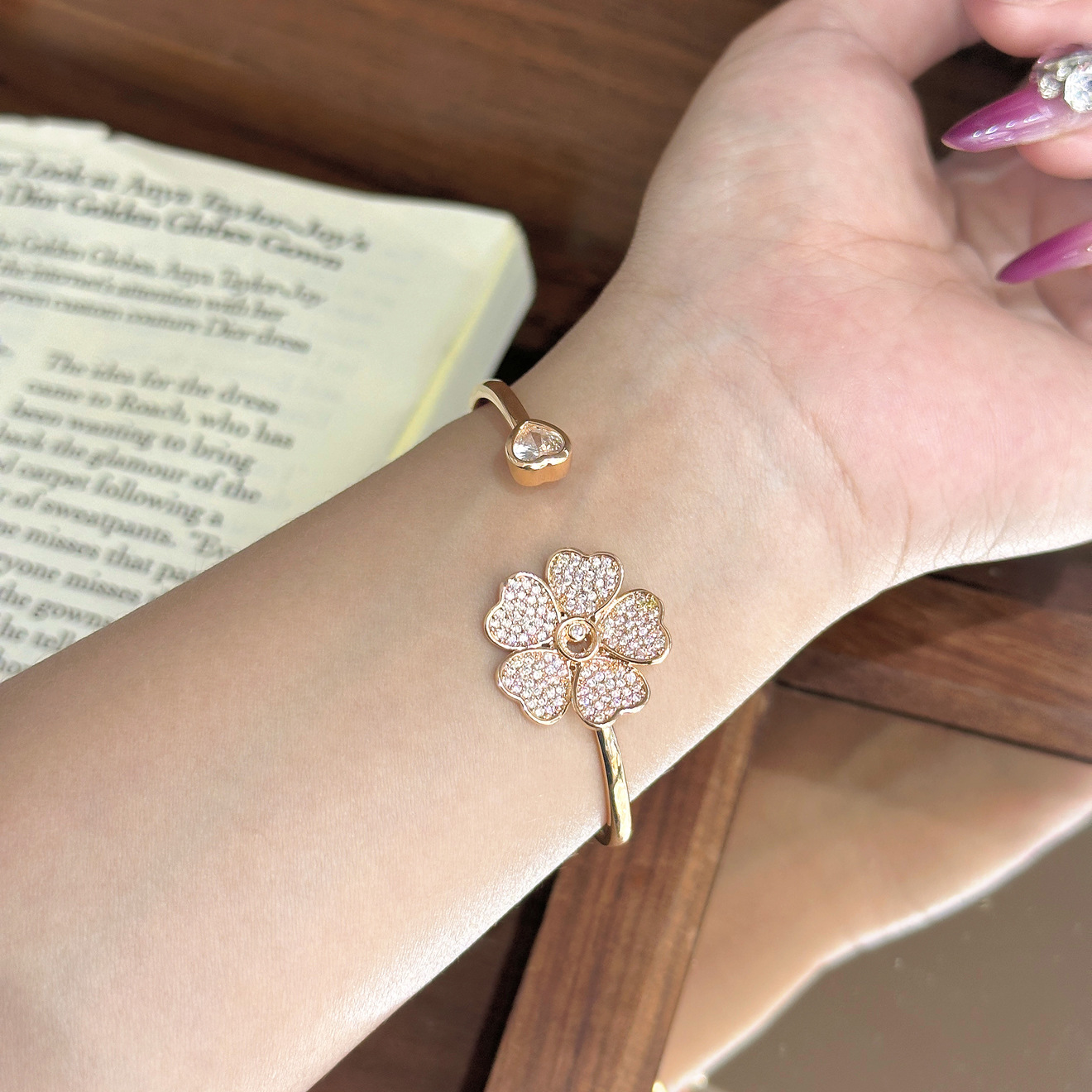 El pequeño libro rojo es el mismo lujo ligero Seiko pulsera de cuatro hojas de diamante femenina universal pulsera de pulsera de flores de alto nivel