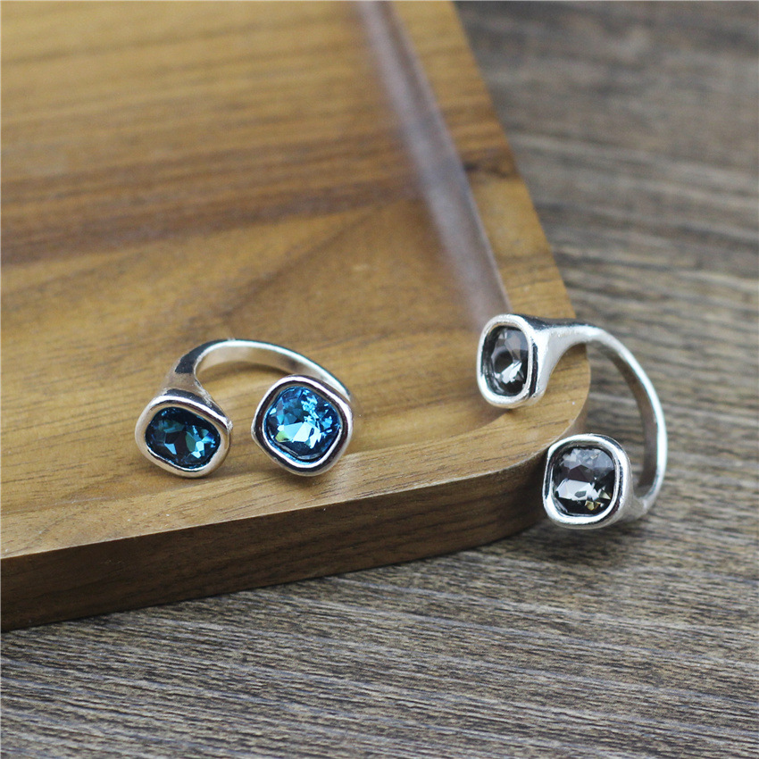 Anello geometrico quadrato in cristallo da donna regolabile_voghion.com