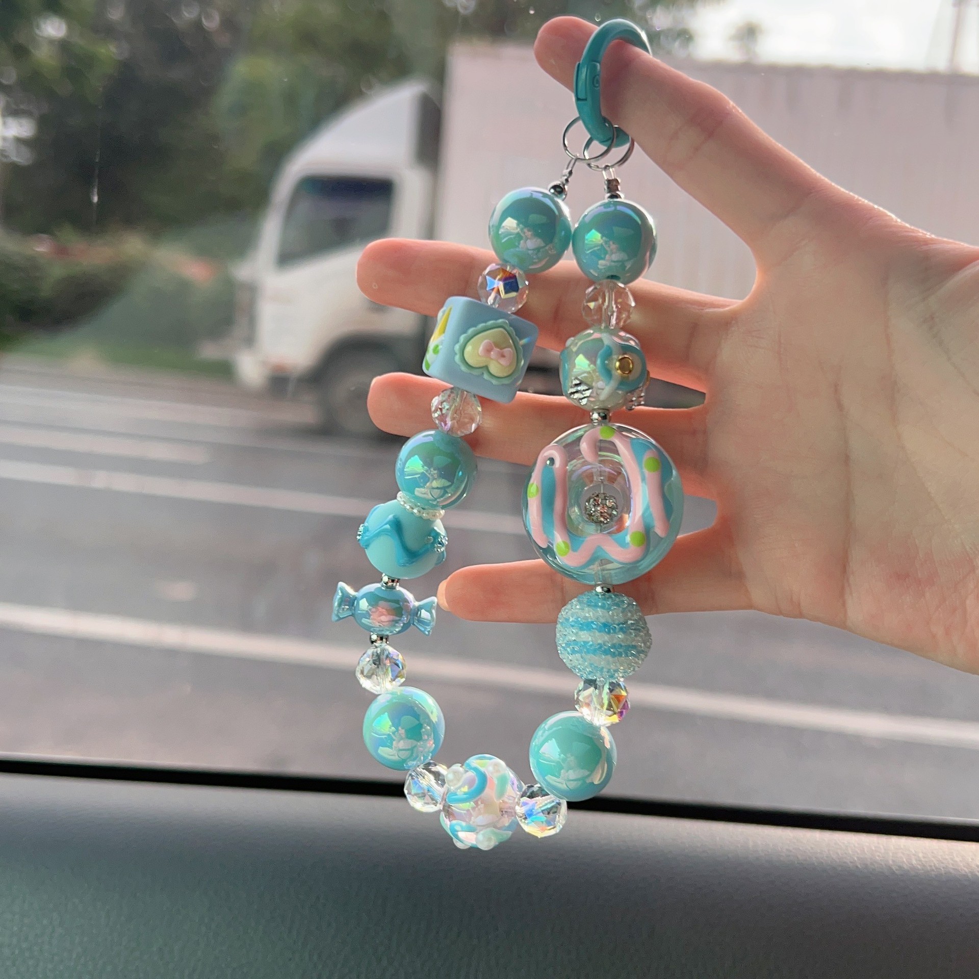 18g Weight Keychain Classification Cartoon Style Round Heart Shape Plastic Resin Beaded Keychain