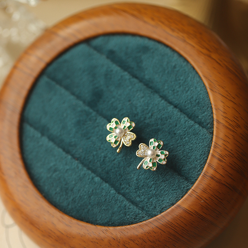 Green elegant fresh cute earrings