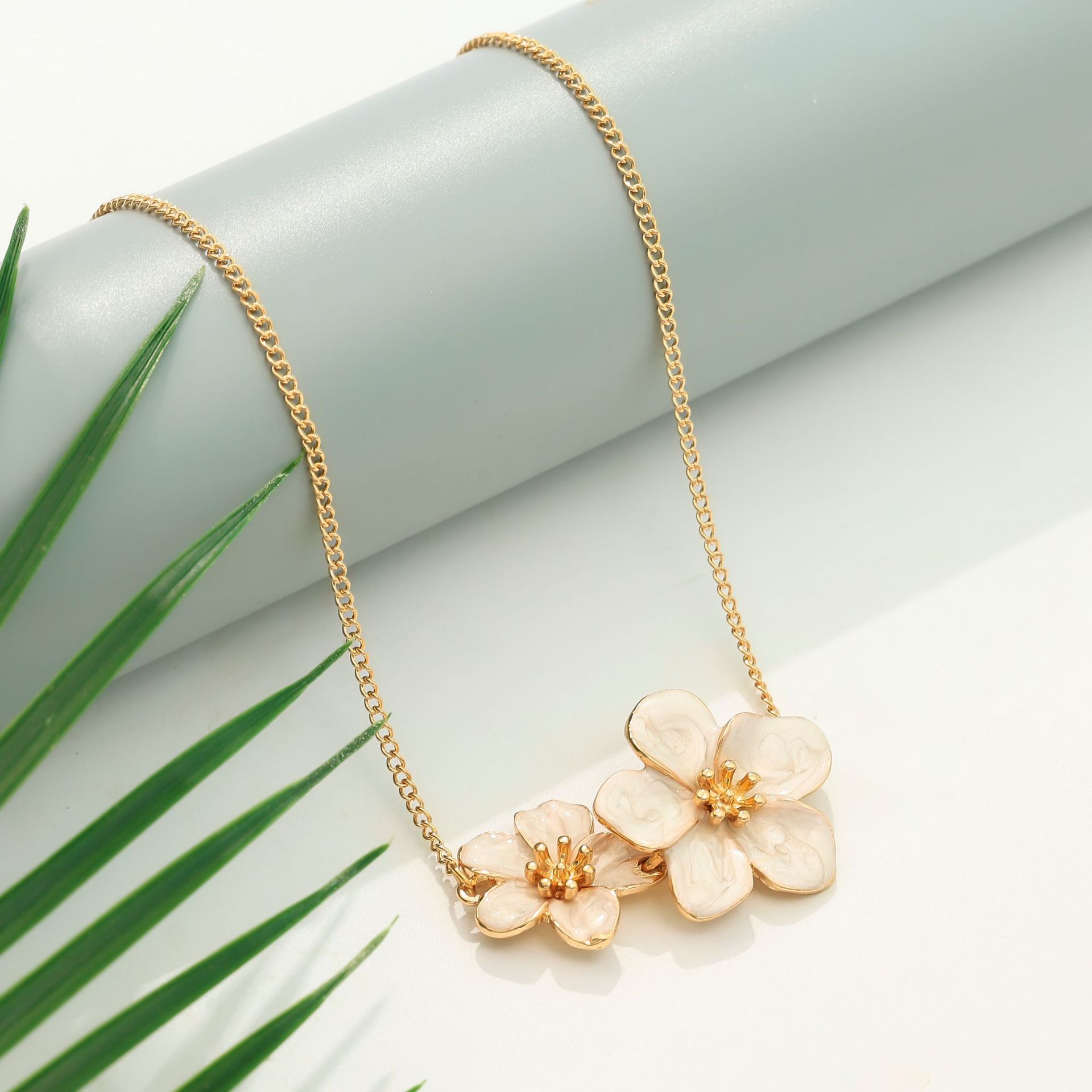 Dulce y fresco collar de costura de flores blancas súper hada femenina temperamento de lujo ligero cadena de clavícula de todo fósforo joyería de diseño de nicho image 4