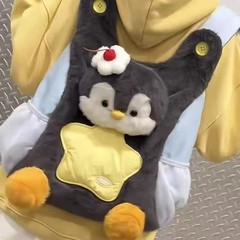 日本の二次元のかわいい萌えペンギンは手を挙げてぬいぐるみのランドセルを投降します。