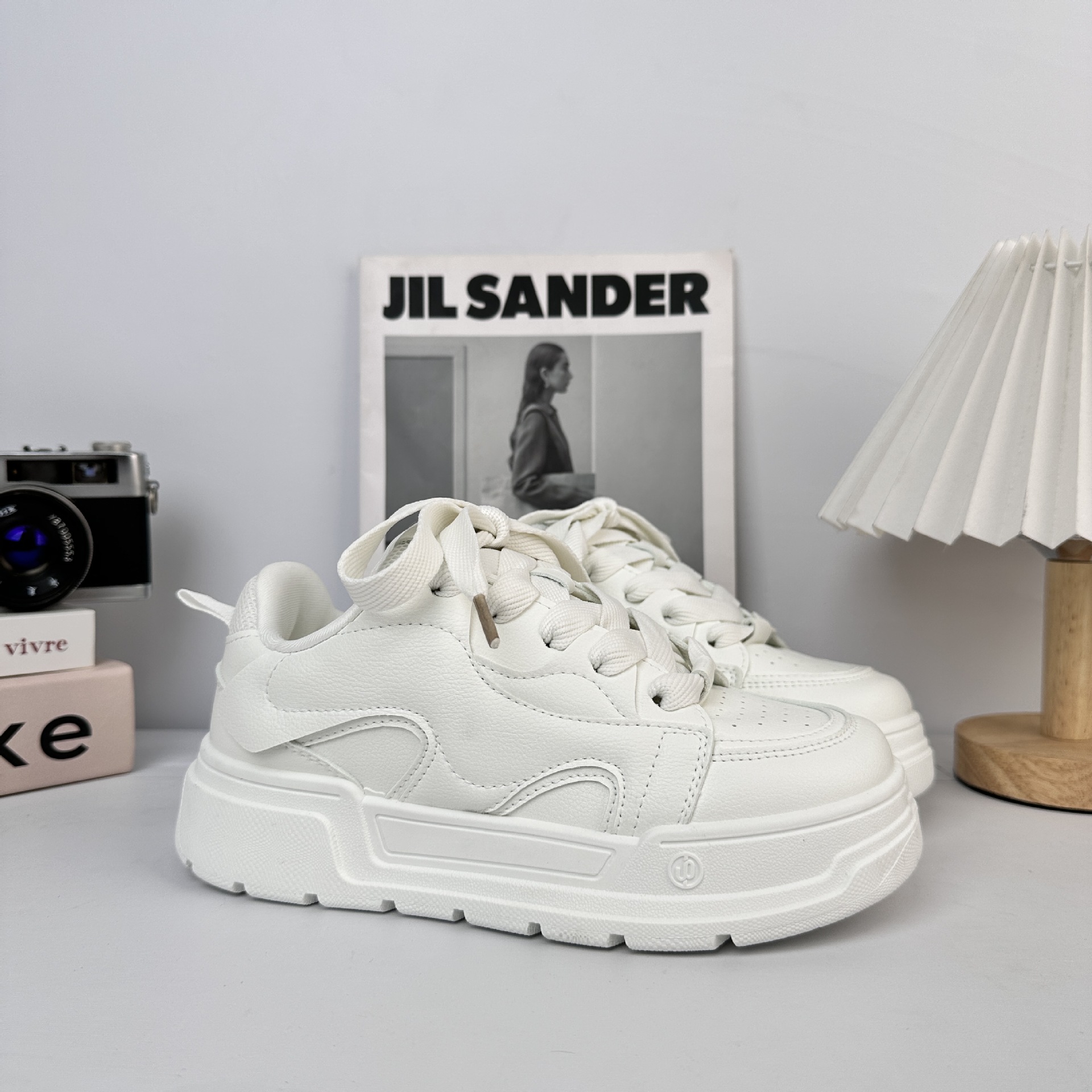 Zapatos de suela gruesa de larga onda para mujeres 2025 nuevos zapatos de pan de nicho de otoño versátiles zapatos deportivos casuales pequeños zapatos blancos