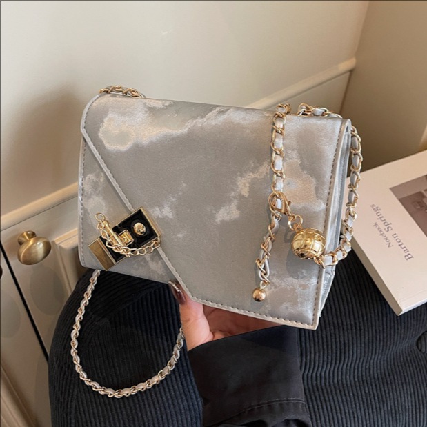 Bolso de tendencia transfronteriza de cadenas pequeñas mujeres otoño / invierno 2025 nuevo estilo universal bolso de hombro casual alta sensación de mochila