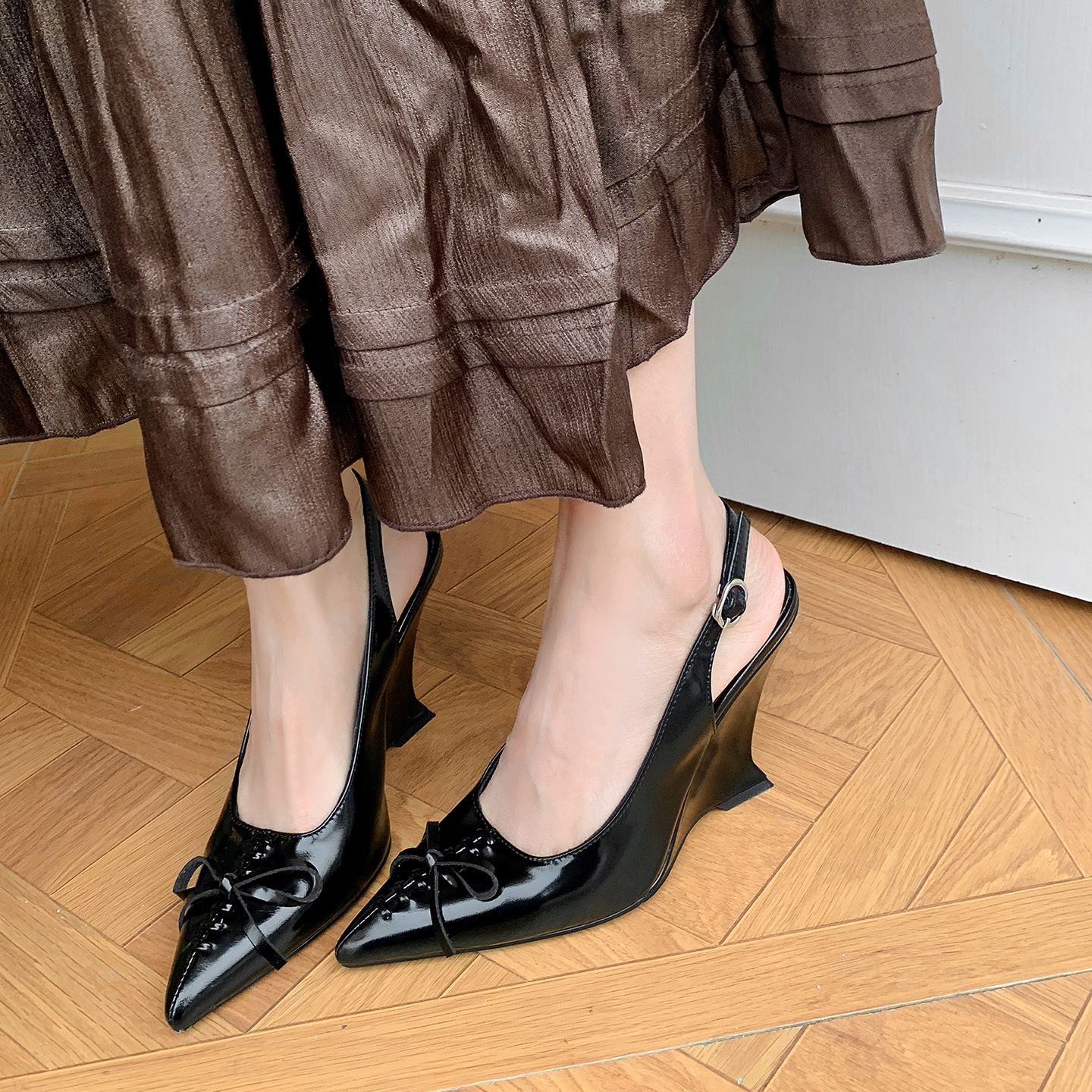 Sandal cao gót nữ mũi nhọn hở gót, gót xuồng 9 cm, nơ bướm — màu đen, màu trắng ngà