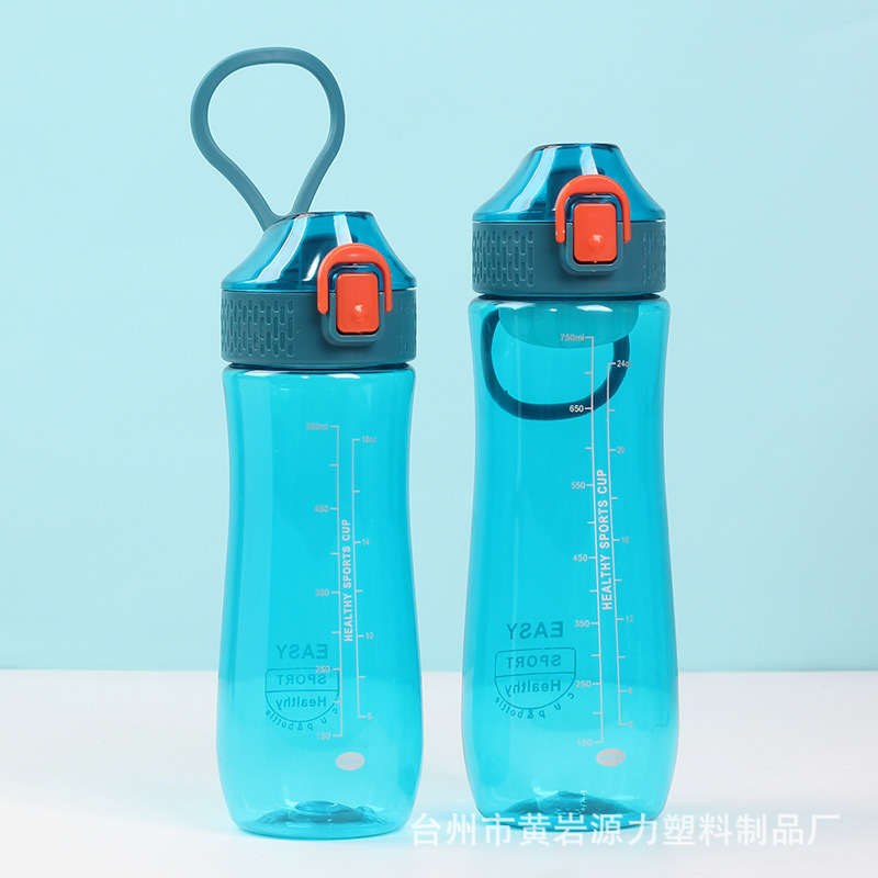 Taza de plástico deportes al aire libre taza de agua al por mayor 600ml con mango boca recta tapa elástica taza de agua se puede equipar con colador y paja