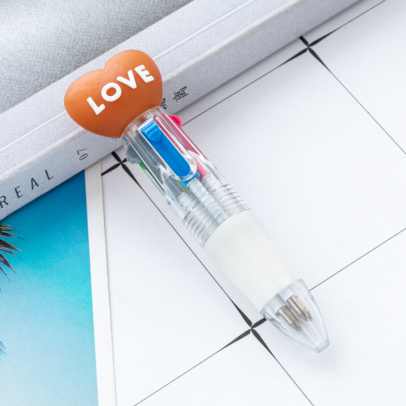 Mini bolígrafo de plástico de cuatro colores dibujos animados amor bolígrafo de marca clave bolígrafo estudiantes cuatro en uno bolígrafo de contabilidad manual