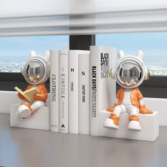 ネットの赤い宇宙飛行士の宇宙飛行士の置物の本は客間の酒の棚の事務室の書斎のデスクトップの家庭の装飾品の工芸を遮ります。