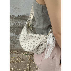 2025韩版蝴蝶结碎花包包女夏天斜挎饺子包简约大容量帆布马鞍包