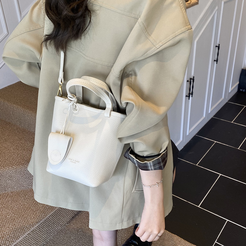 Nicho simple bolso de cesta de verduras de mano para mujeres otoño y invierno 2025 nuevo estilo versátil textura bolso de cubo de transporte de viaje mochila