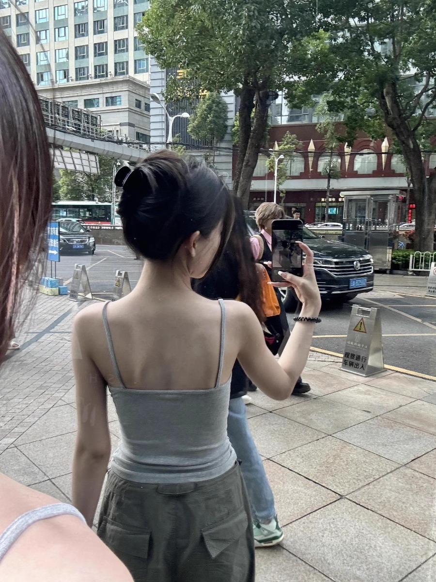 아메리칸 스타일 스파이스 소녀 그레이 퓨어 카미솔 조끼 여성 2024 년 여름 새로운 스타일 작은 얇은 어깨 스트랩 쇼트 탑 아우터웨어