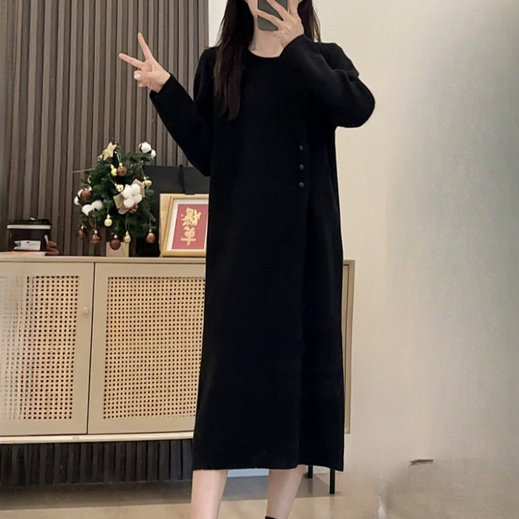 A 300-pound French-style long-sleeved dress for women in autumn and winter. Pair it with a round-neck base layer and a long skirt. 2