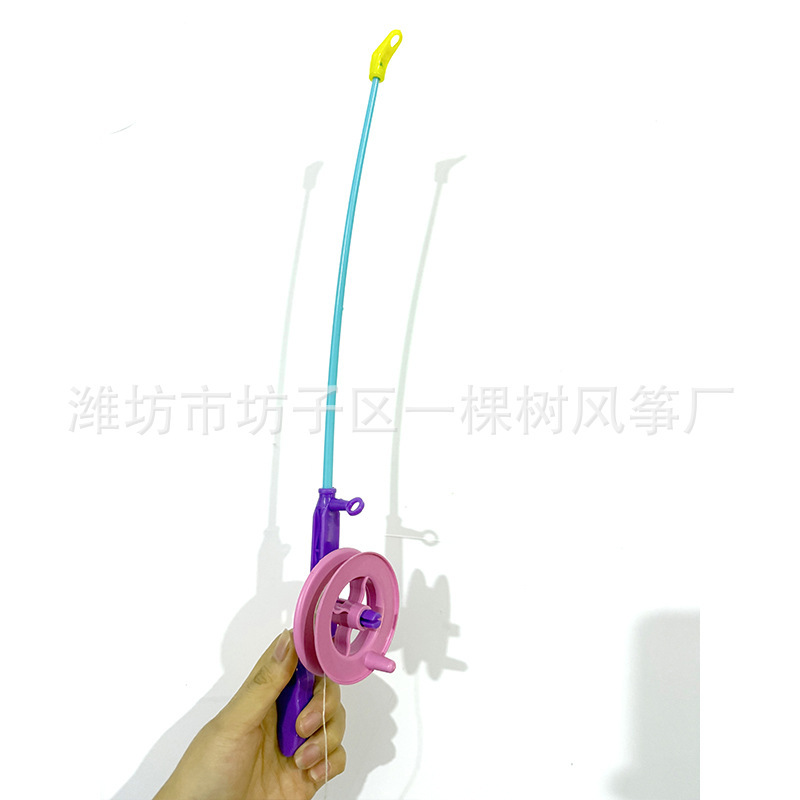 维坊1メートルの空飛ぶ円盤の子供が釣竿凧を持ってそよ風を卸売りして漫画凧ネット赤の露店メーカーを飛びやすい|undefined