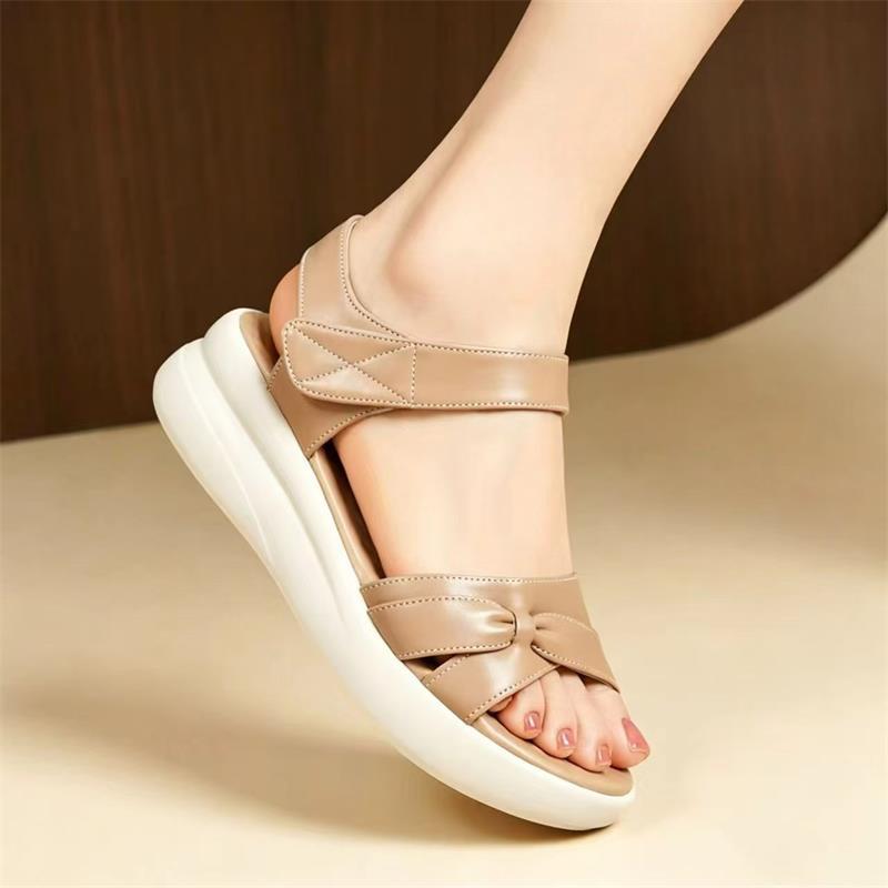 Sandalias de mujer verano 2026 nuevo confort universal velcro con suela suave de talón bajo plano antideslizante de mediana edad zapatos de madres