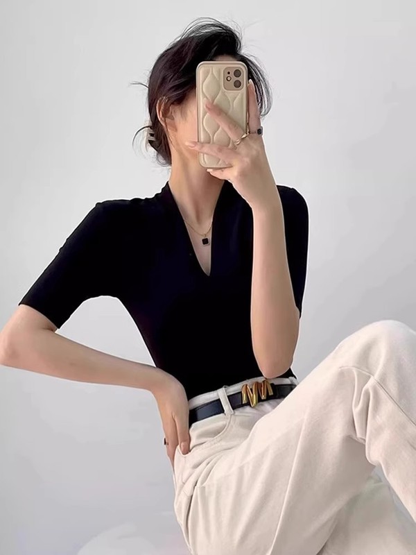 夏の女性向けの高級ブラックVネック半袖Tシャツ、スリムフィットの半袖ボトムシャツ、高級ビッグブランド気質トップス|undefined