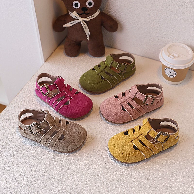 Девочки корейские конфеты цвета Баотоу сандалии 2025 лето новая мягкая подошва полые свиные клетки обувь для мальчиков прилив пляжной обуви