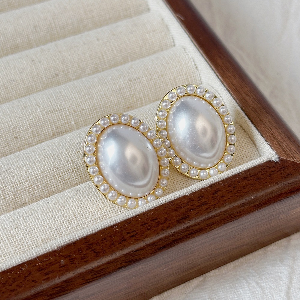 Versión coreana del clip para la oreja sin orejas de la celebridad de Internet clip para la oreja triangular con incrustaciones de diamantes de alta calidad Pendientes de Yiwu de temperamento simple femenino al por mayor