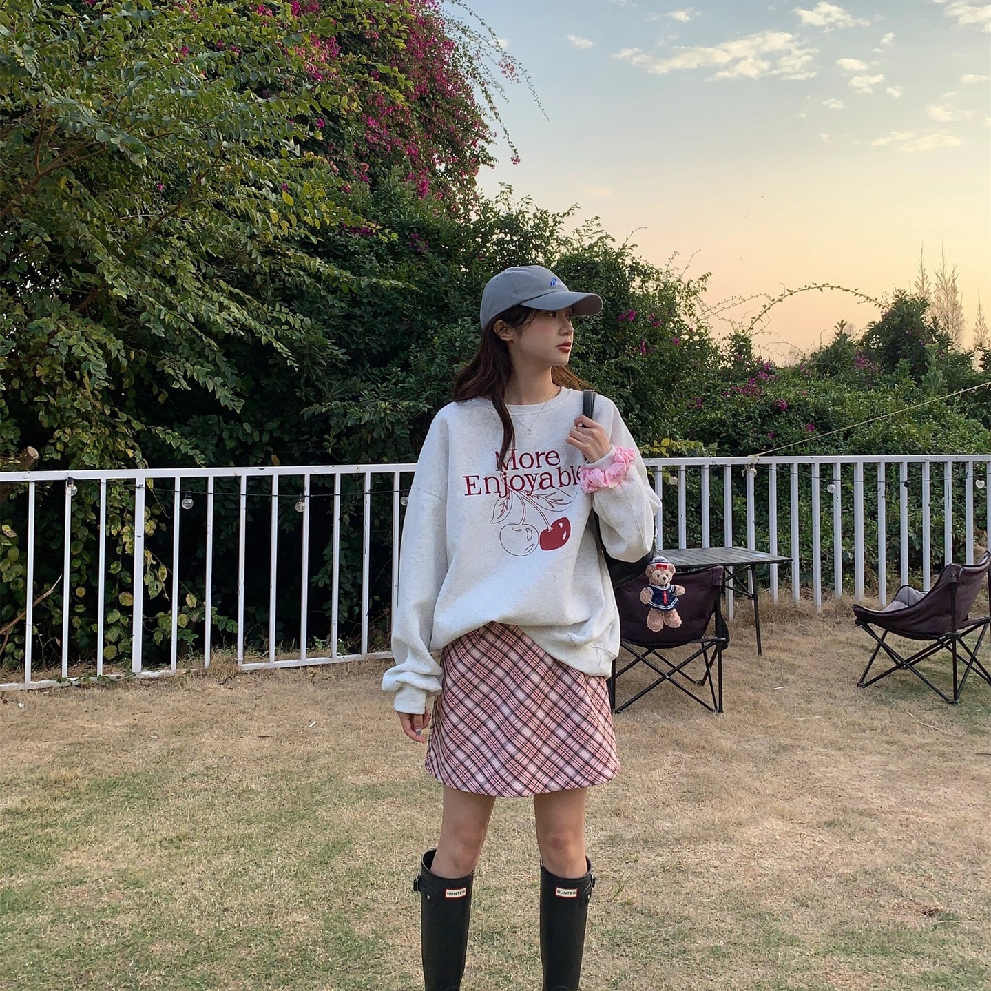 韓国の東大門の新型丸首の衛衣の女性の小衆のかわいいゆったりしているベルベットのさくらんぼのプリントの丸首の長袖の上着